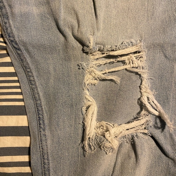 Hollister Ultra High Rise Mom Jeans - Picture 4 of 6